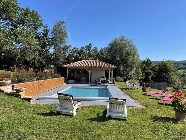 Gîte pour 5 personnes, avec terrasse ainsi que piscine et jardin