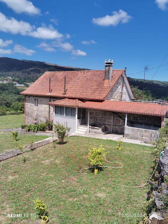 Casa rural para 5 personas, con jardín además de terraza y vistas en Pazos de Borbén