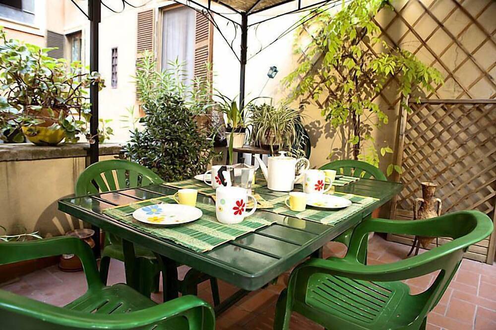 Ganze Wohnung, Le Sibille in der Nähe des Kolosseums, Terrasse, Wlan, Babybett. Letzte Minute! in Rom Zentrum, Rom
