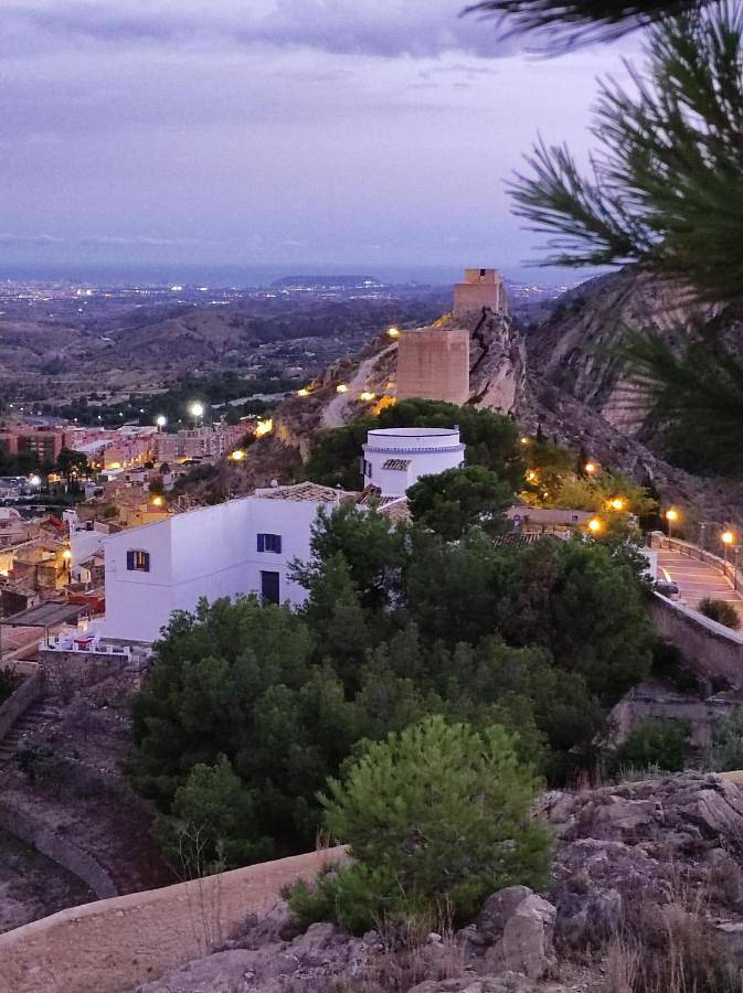 Cama y desayuno para 2 personas, con Terraza además de Jardín y Vistas en Jijona