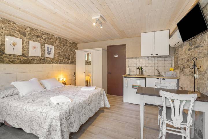 Chalet para 2 personas, con piscina para niños y jardín, Se admiten mascotas en Garrotxa - 3