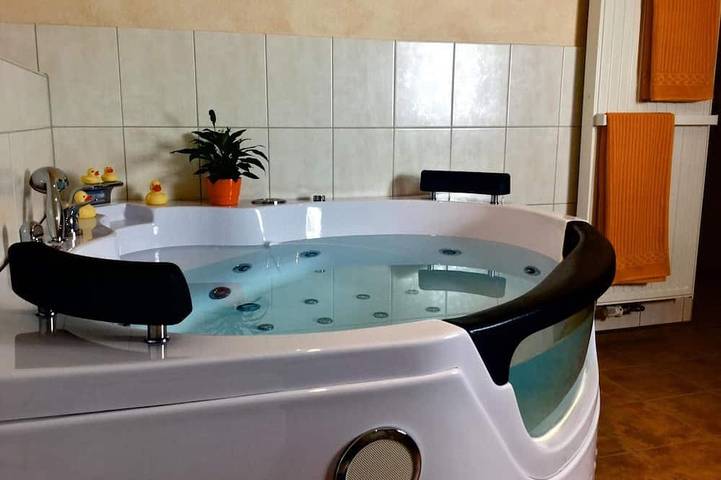 Ferienwohnung für 2 Personen, mit Balkon und Whirlpool sowie Garten und Sauna in Diemelstadt
