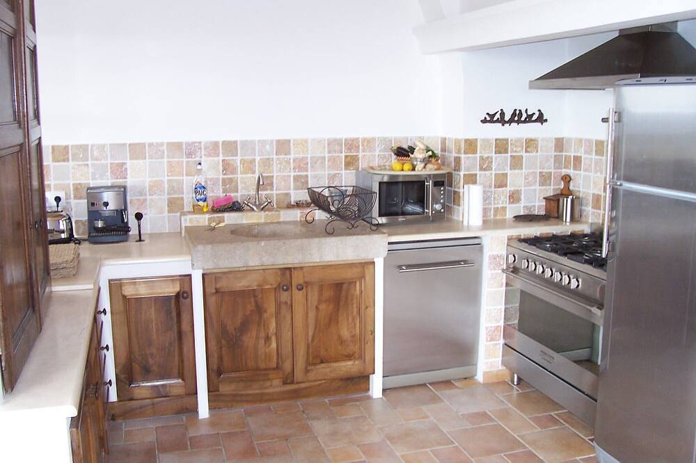 Steinscheune 360 ° Blick auf den Luberon und den Bergen Vaucluse in Viens, Regionaler Naturpark Luberon