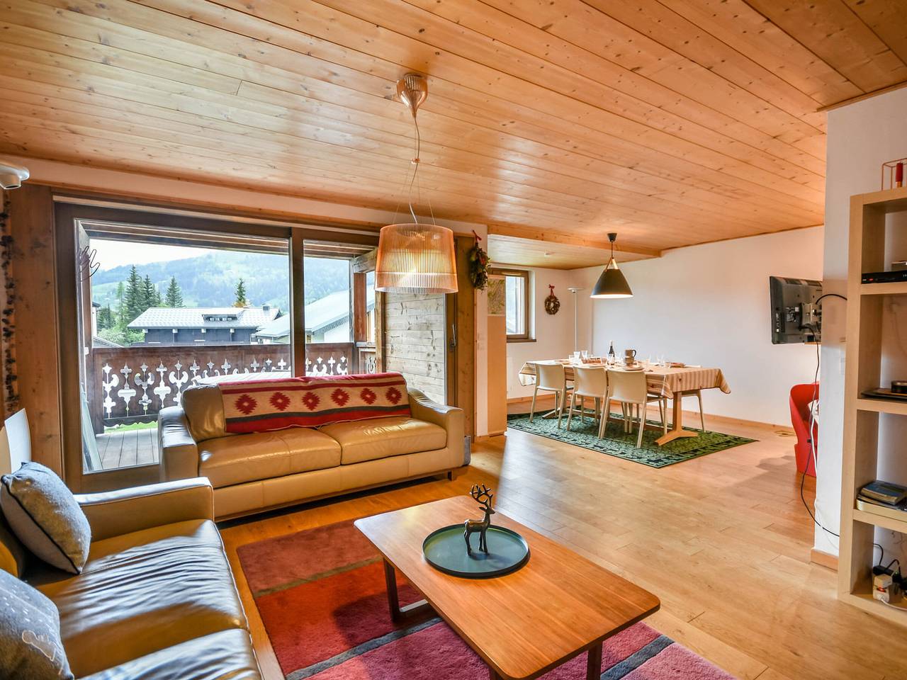 Entire apartment, Spacious 3Br Apt - 6-8p, Near Slopes, Sunny Terrace, Parking in Les Gets, Les Portes du Soleil