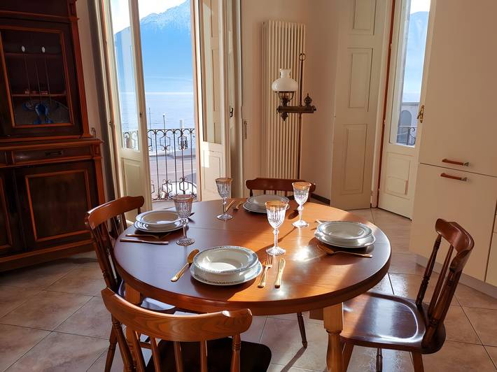 Casa Vacanze Elegante con Vista sul lago di Como, Wi-Fi e Aria Condizionata in Gravedona, Gravedona ed Uniti