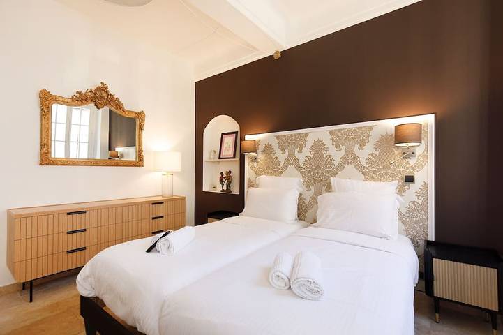 Ganze Wohnung, Sea View Retreat · Old Town Antibes · 3Br Home with Terrace & Jacuzzi in Antibes, Mittelmeerküste (Frankreich)