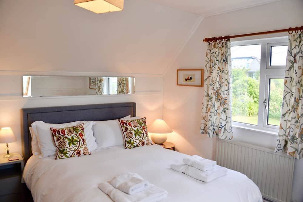Comfortable family house, open plan kitchen/diner, sitting room, wood burner. in St Minver Lowlands, Pentire Point - Widemouth