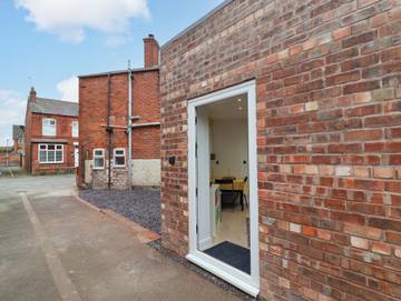 Log Cabin for 4 People in Chester, Cheshire, Photo 2