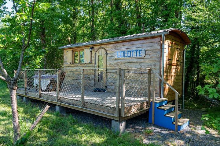 Camping pour 3 personnes, avec terrasse ainsi que jardin et vue dans la Creuse
