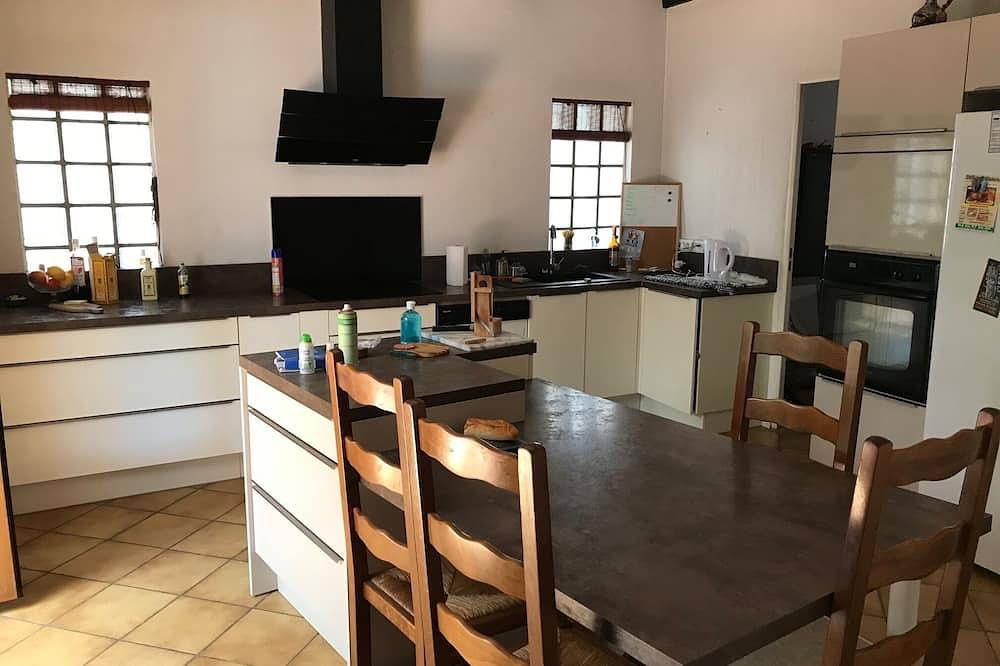 Air-conditioned room in a villa less than 10 km from Marseille's Vieux Port in Marsella, Marsella region