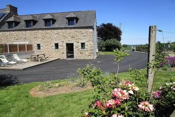 Gîte pour 4 personnes, avec jardin et terrasse à Lanhouarneau