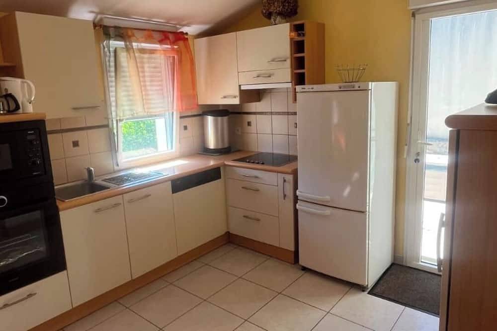 Breton house with large flower garden, 3 bedrooms and 2 sd2, 7kms from beaches. in Pleuven, Côte de Cornouaille