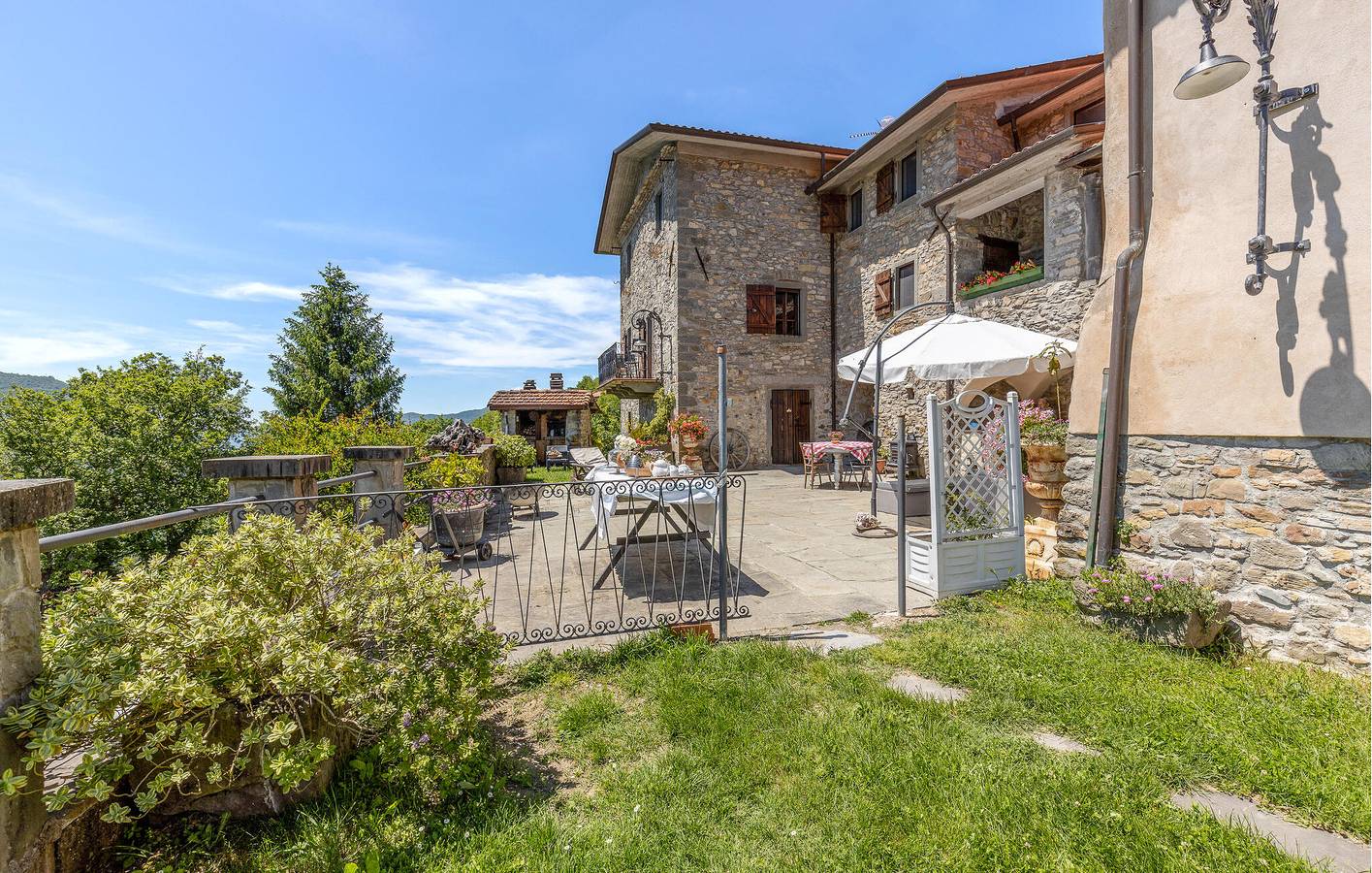Ganze Ferienwohnung, Obergeschosswohnung mit Pool & WiFi, Comano in Comano, Nationalpark Toskanisch-Emilianischer Apennin