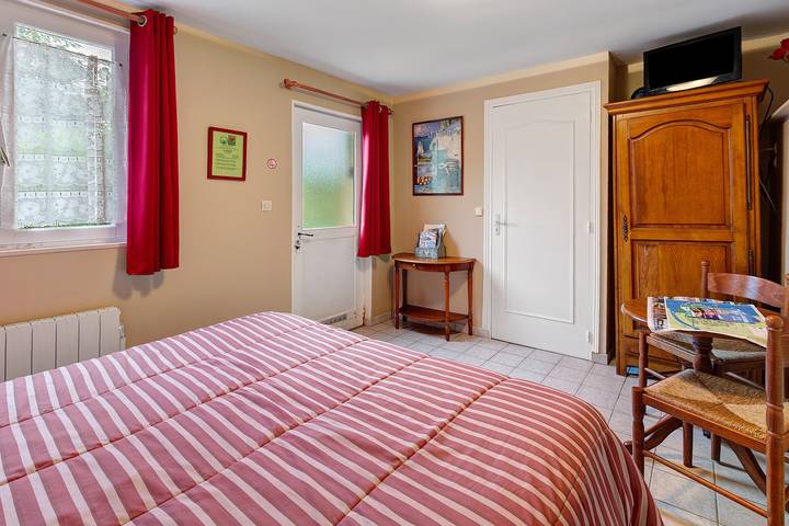 Chambre d'hôtes 'Chambre Lecarpentier - Coquelicot' avec terrasse partagée, jardin partagé, Wi-Fi in Saint-Philibert-de-la-Lézarde, Région du Havre
