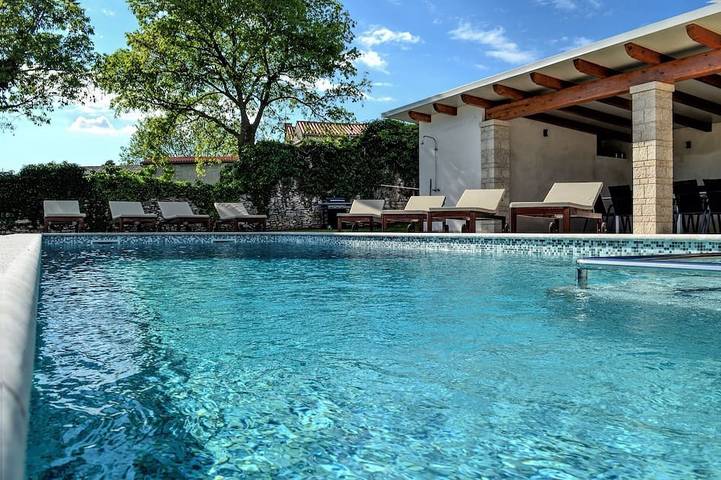 Ferienhaus für 18 Personen, mit Terrasse und Garten, mit Haustier in Barban