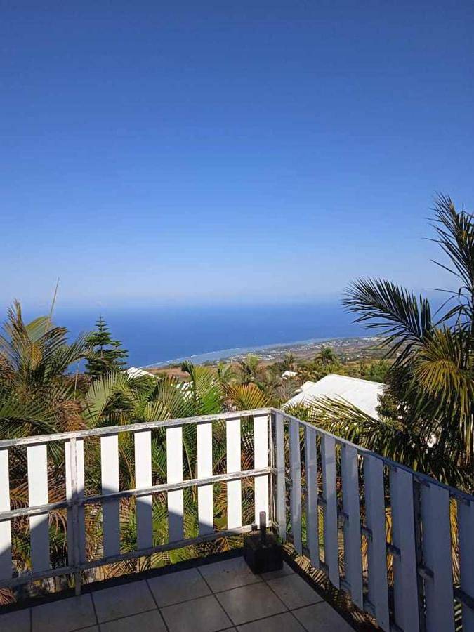 Gîte pour 2 personnes, avec jardin ainsi que terrasse et vue à Les Trois-Bassins - 3