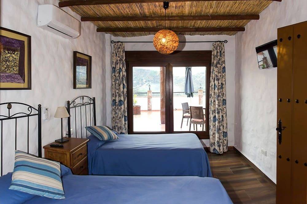Magnífica villa con terraza, jacuzzi y unas impresionantes vistas in Canillas de Albaida, Provincia de Málaga