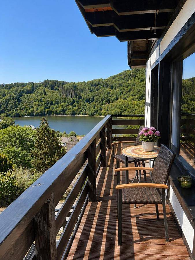 Ferienwohnung für 4 Personen, mit Balkon und Terrasse sowie Garten und Seeblick in Einruhr