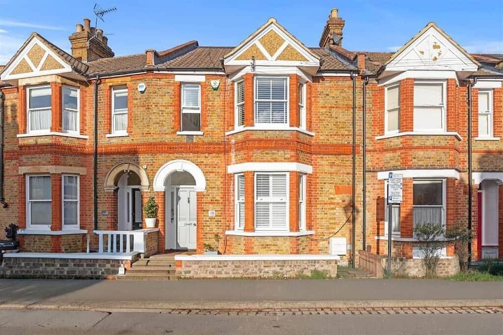Stylish Windsor Home | Hot Tub | Town Centre in Windsor, Berkshire