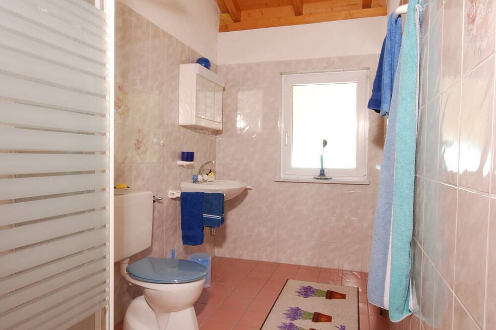 Casa Esmeralda Serenita – 3-Zimmer-Wohnung, ca. 65 m², mit Gartensitzplatz in Gambarogno, Lago Maggiore (Schweiz)