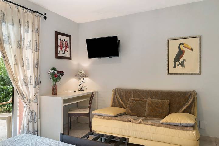 Chambre d’hôtes « La Coloniale - Ivoire » avec piscine privée, Wi-Fi et climatisation in Varetz, Région de Brive-la-Gaillarde