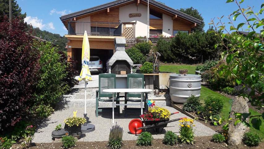 Ferienwohnung für 2 Personen, mit Terrasse und Garten sowie Ausblick in Arbaz