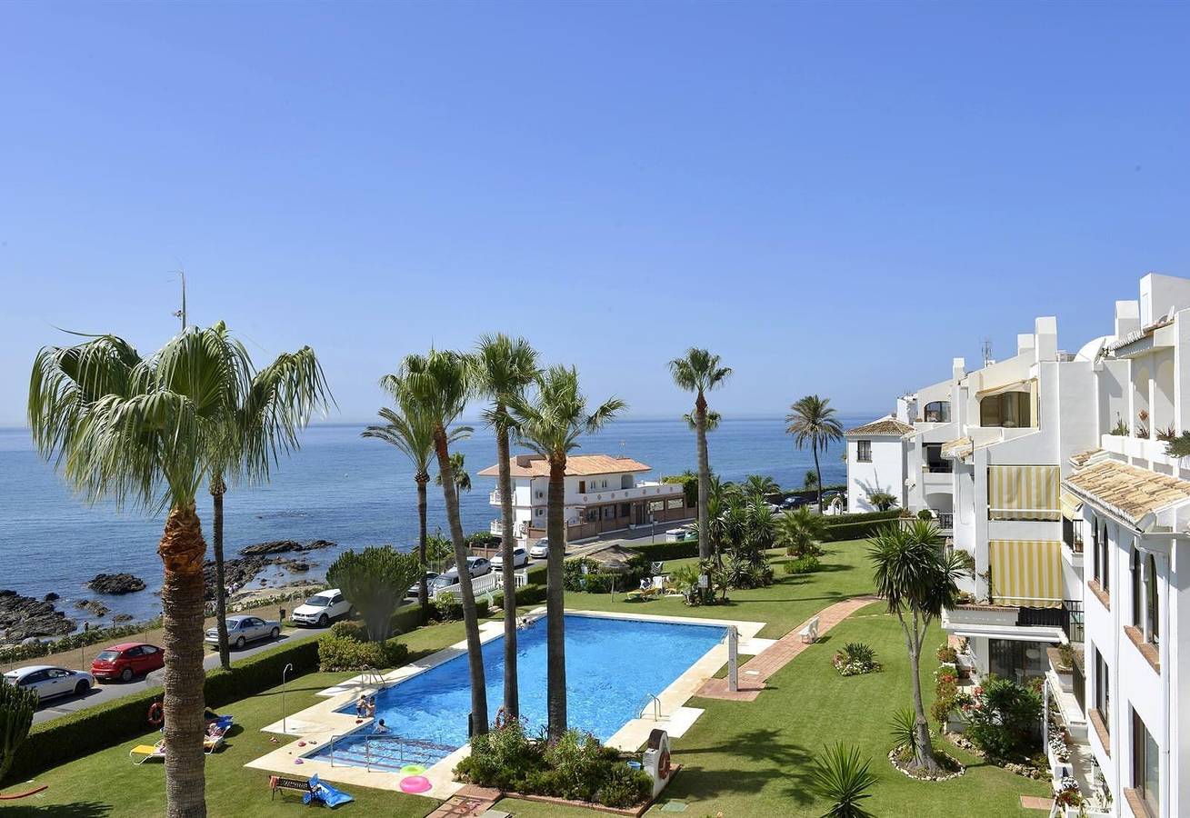 Holiday Home 'Beachside Penthouse' with Sea View, Wi-Fi and Air Conditioning in La Cala de Mijas, Mijas