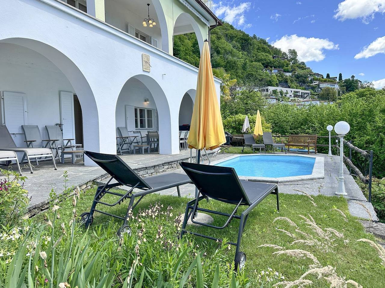 Die einzigartige Villa, umgeben von Park, Terrassen und Pool vereint zeitlose Eleganz in Minusio, Tessiner Alpen