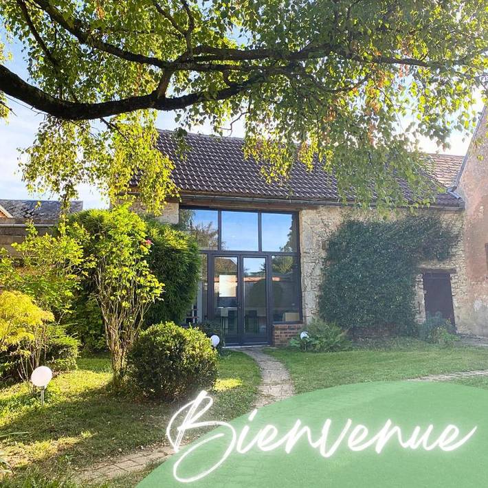 Gîte pour 14 personnes, avec Jacuzzi et Terrasse ainsi que Jardin et Piscine dans Eure-et-Loir