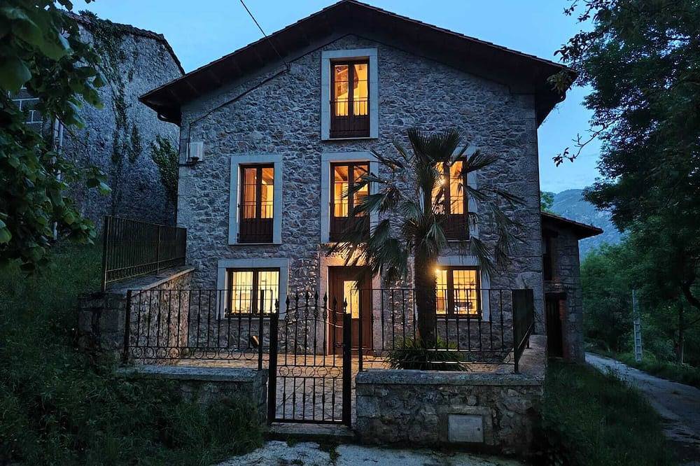 \"Casa Bardales\" in Peñamellera Alta, Sierra del Cuera
