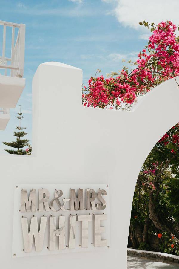 Mr and Mrs White Paros in Náoussa, Paros