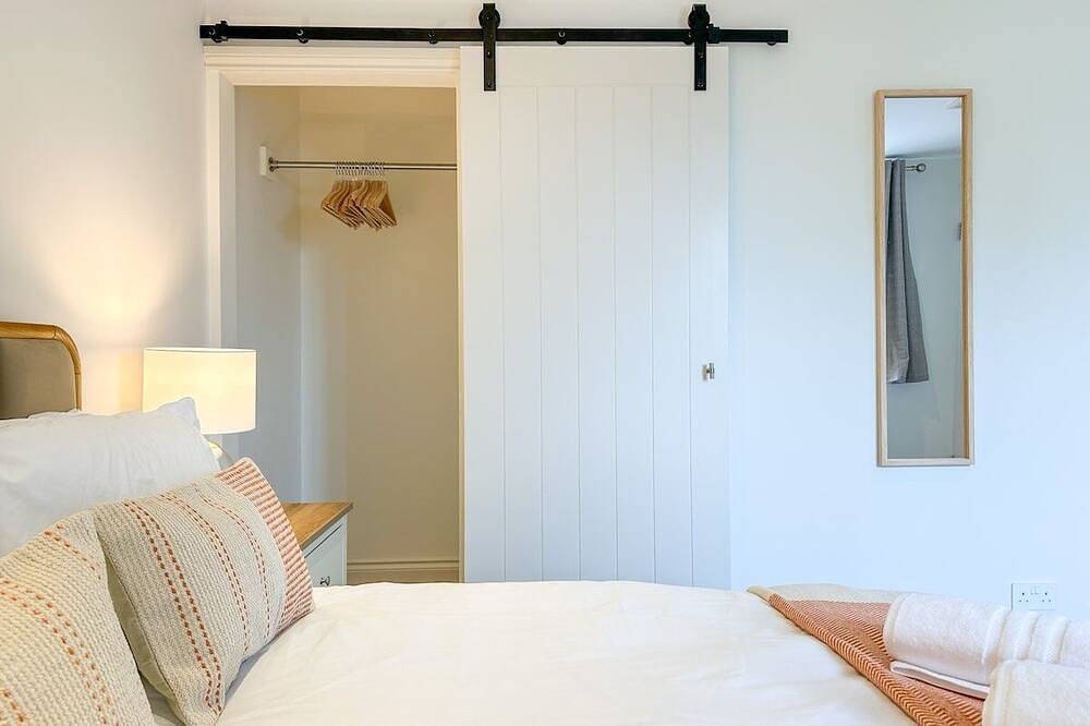 Modern Canterbury Townhouse - Pets Welcome & Private Parking in Kent