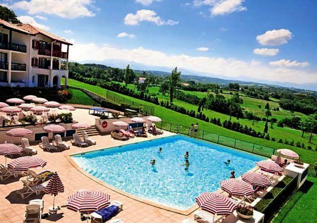 Gîte pour 6 personnes, avec vue ainsi que jardin et piscine, adapté aux familles à Arcangues - 4