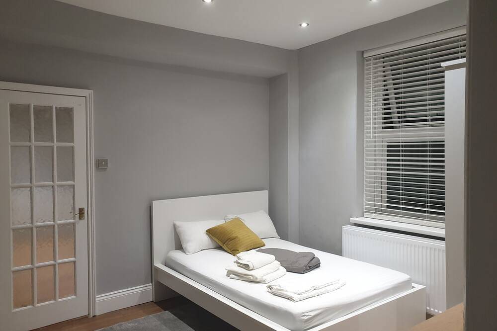 Entire apartment, Barnet Luxury Apartment can sleep 4 people just few mins away from Station in London, South East England