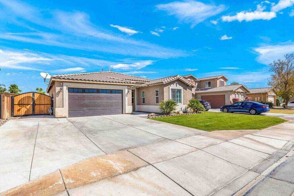 Todos Santos House- · Todos Santos House -Pool/Jacuzzi 2mi Coachella in Coachella, Coachella Valley