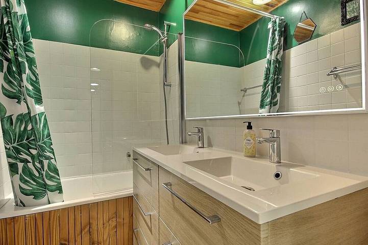 Entire apartment, Spacious 3-room apt for 5, balcony, wifi, in Plagne Centre in Plagne Centre, La Plagne-Tarentaise