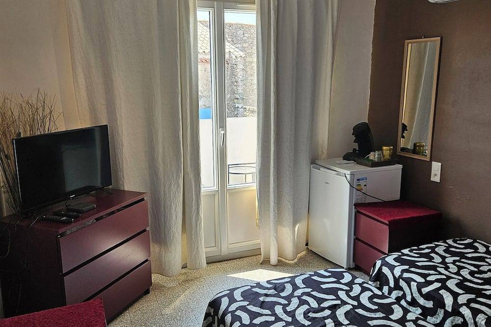 Serge Le Belge chambre 2 lit simple avec balcon in Lézignan-Corbières, Région de Narbonne