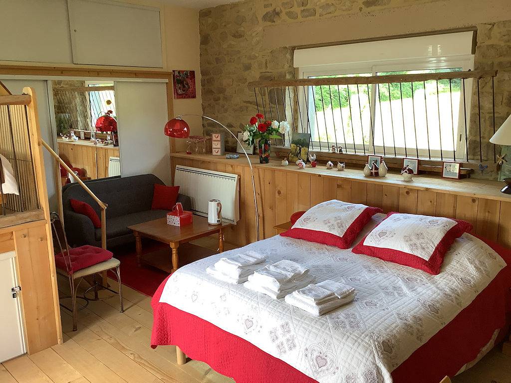 Appartement entier, Appart' indépendant en maison d'hôtes, piscine intérieure + spa in Tonquédec, Région de Lannion