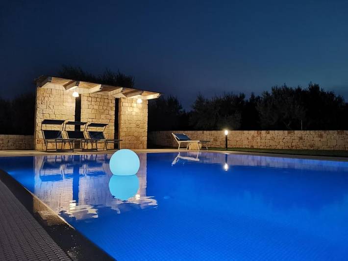 Trullo per 4 persone, con piscina e giardino nonché panorama a Monopoli