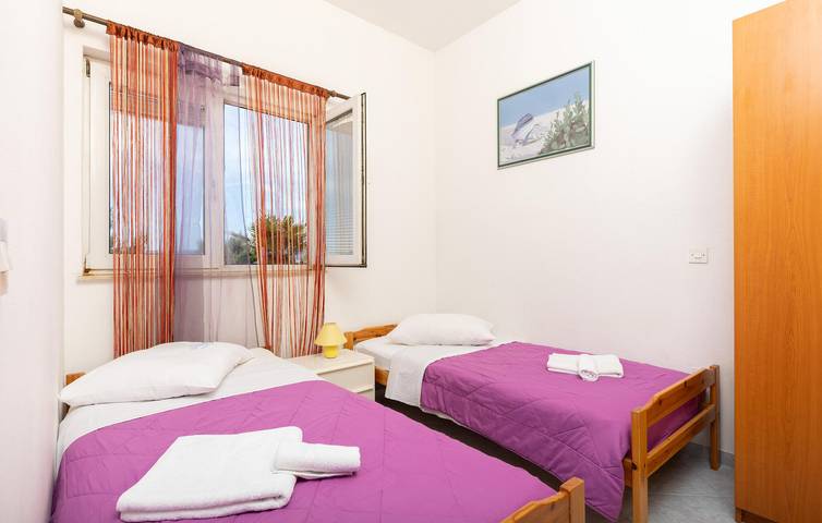 Ganze Ferienwohnung, Charmantes Apartment mit Terrasse, WLAN und Strandzugang in 2 km Entfernung in Lokva Rogoznica, Omis-Riviera