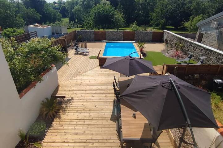 Location de vacances pour 15 personnes, avec Terrasse ainsi que Jardin et Piscine à La Chapelle-Saint-Laurent