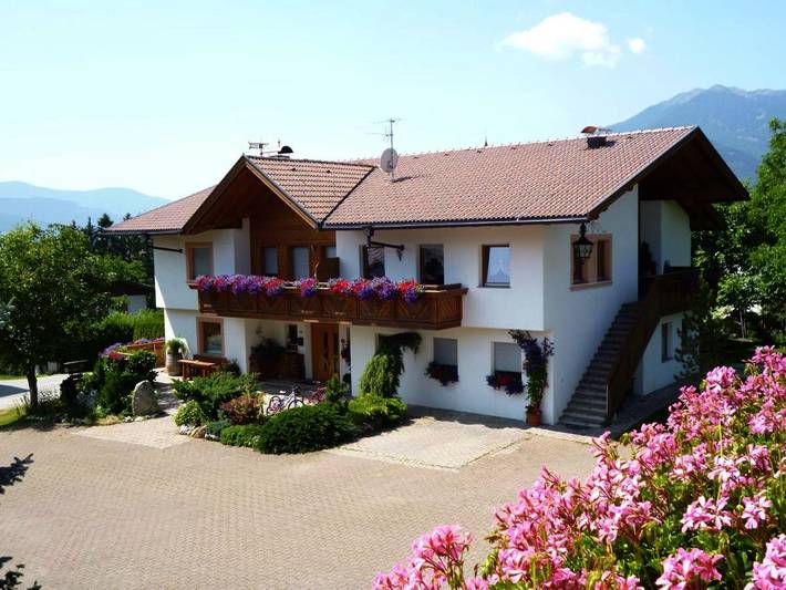 Ferienwohnung für 4 Personen, mit Balkon und Terrasse sowie Garten und Ausblick in Natz-Schabs
