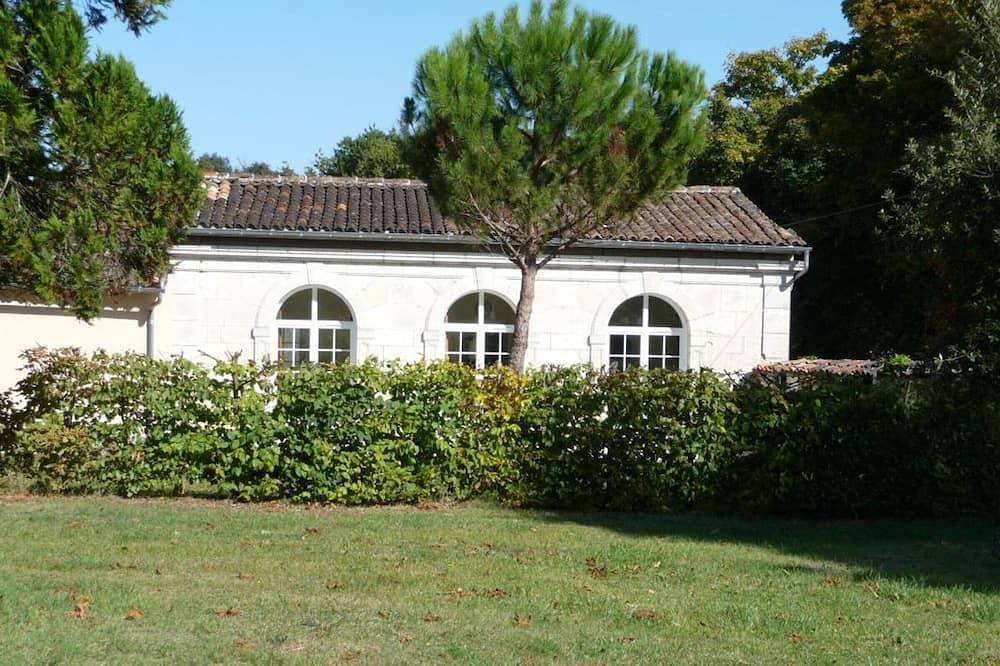 Gîte paisible avec jardins privatifs à Cognac, proche des sentiers de randonnée, animaux acceptés in Cognac, Charente