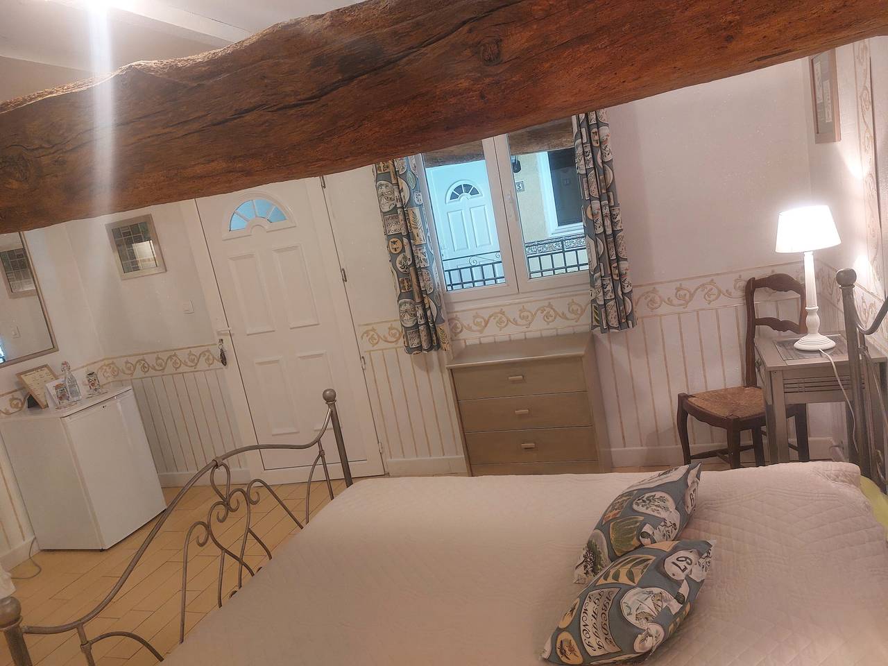Guest Rooms 'Le Pré Fleuri 1' with Shared Pool, Shared Terrace and Wi-Fi in Saint-Sulpice-de-Roumagnac, Périgord Vert