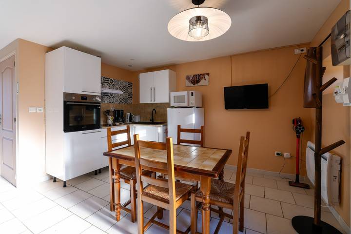 Petite maison "Gite Triskel" avec terrasse privée, jardin partagé et Wi-Fi in Cast, Région de Châteaulin