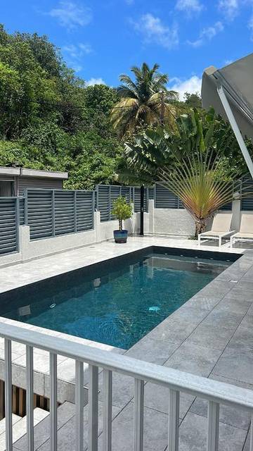 Gîte pour 2 personnes, avec terrasse ainsi que vue et piscine à Pointe-Noire