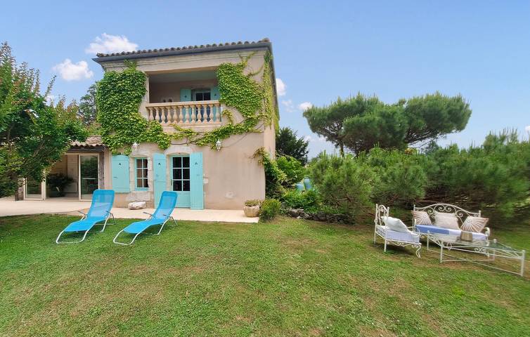 Location de vacances pour 4 personnes, avec jardin ainsi que piscine et terrasse, adapté aux familles à Saint-Quentin-de-Caplong