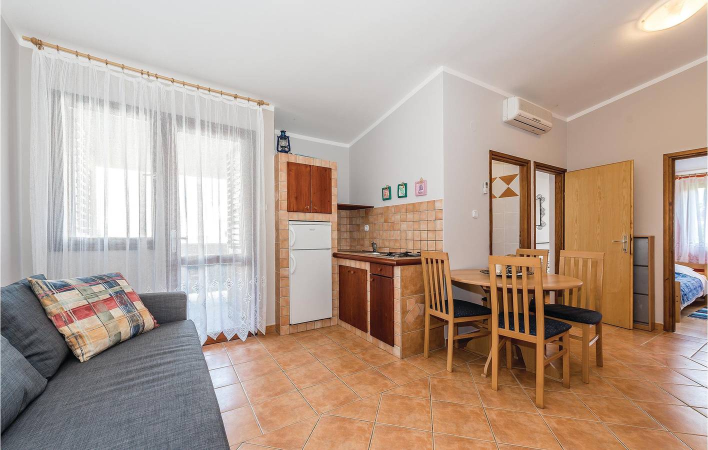 Ganze Ferienwohnung, Gemütliche Ferienwohnung mit Terrasse, 200 m vom Strand Camp Vala entfernt in Grebastica, Šibenik-Knin