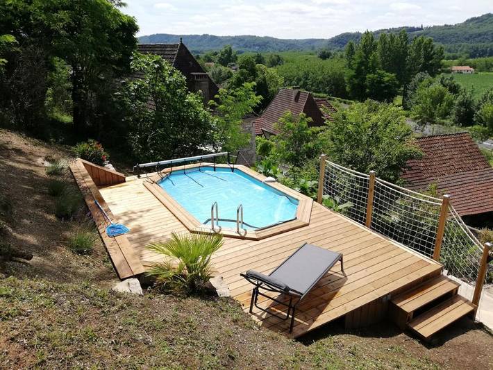 Location de vacances pour 10 personnes, avec Terrasse et Jardin ainsi que Piscine et Vue à Peyrillac-et-Millac