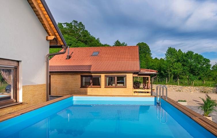Charmante 2-Zimmer-Wohnung mit Pool, Grill und WLAN in Flussnähe in Gospitsch, Lika-Senj